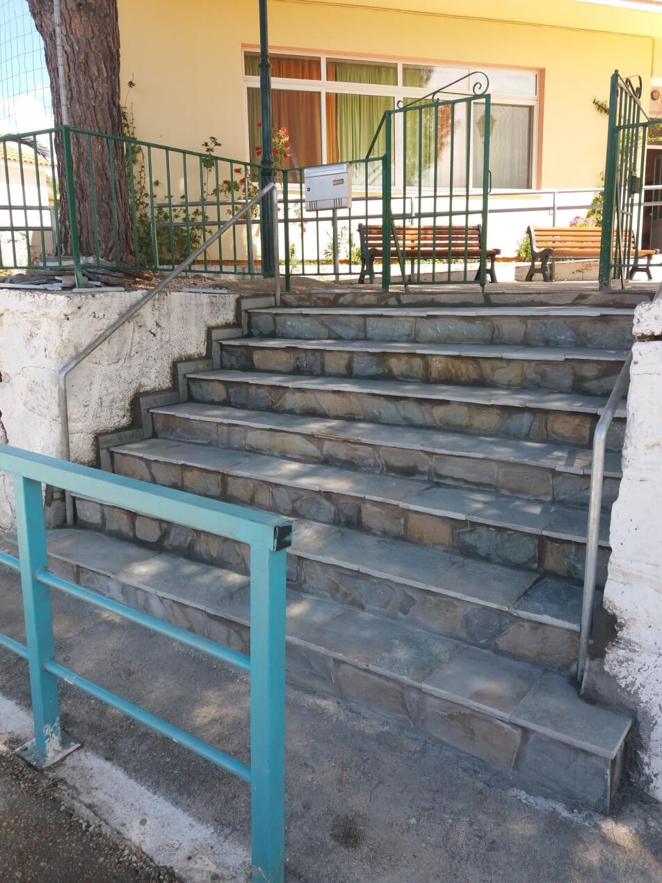 Τα ανακαινισμένα σκαλοπάτια του σχολείου